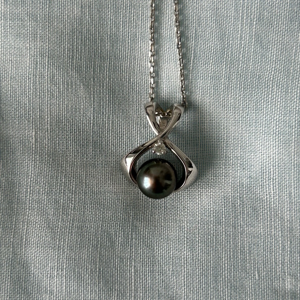 Elegant Silver and Tahitian Black Pearl Pendant Necklace